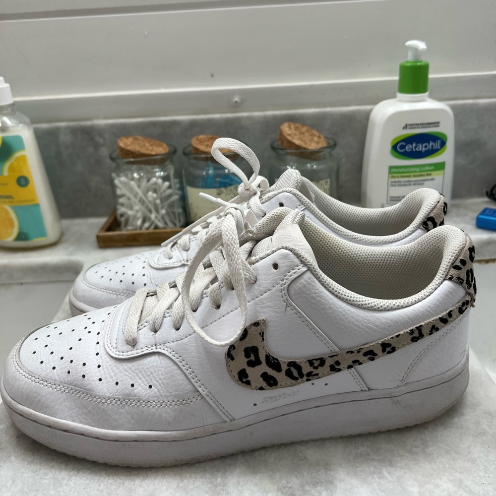 Women’s Nike Shoes. Size 11. Great condition, not worn much.